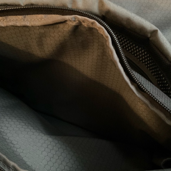 Tumi Med Black Nylon Messenger bag BNWOT - Picture 4 of 9